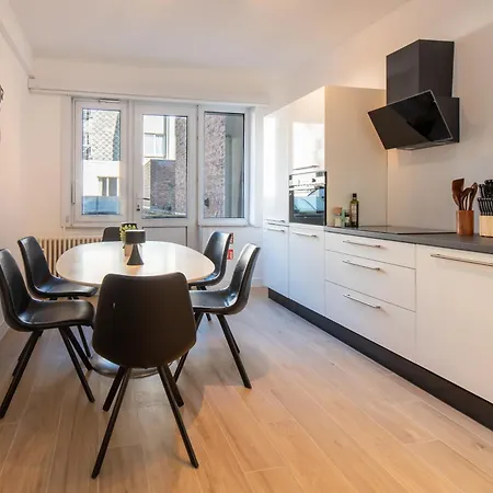 3 Bedroom Duplex With Free Parking 오스텐드
