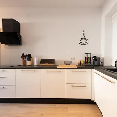 3 Bedroom Duplex With Free Parking 오스텐드