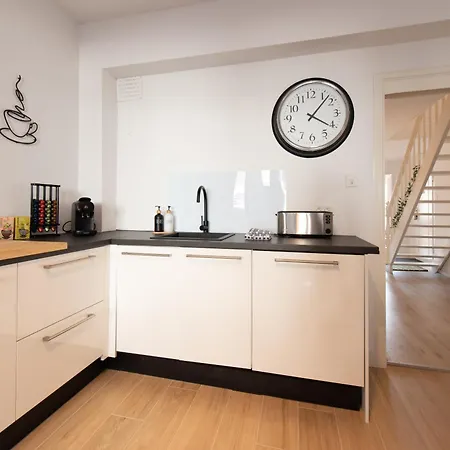 3 Bedroom Duplex With Free Parking * 오스텐드