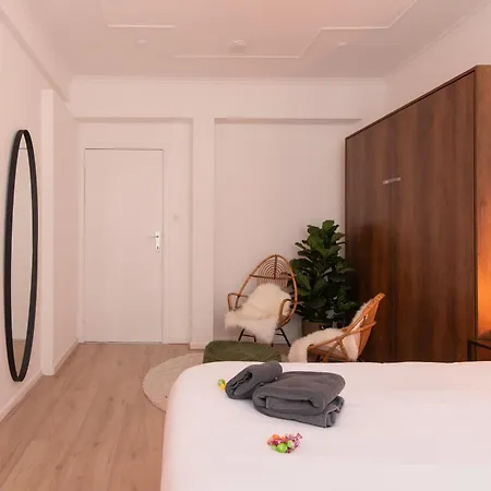 3 Bedroom Duplex With Free Parking 아파트