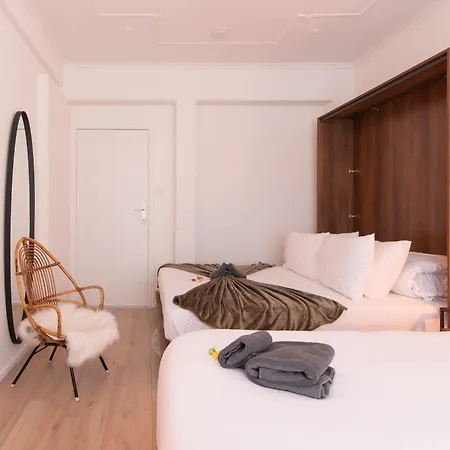 3 Bedroom Duplex With Free Parking 아파트 *