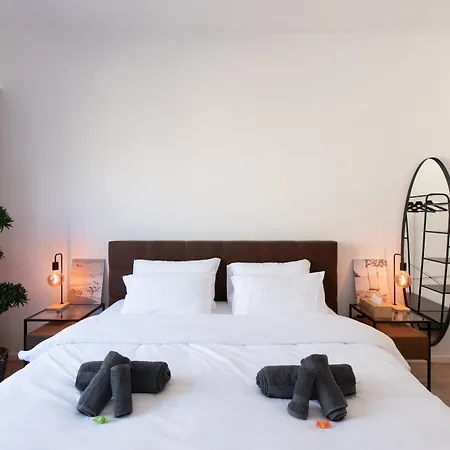 3 Bedroom Duplex With Free Parking 아파트