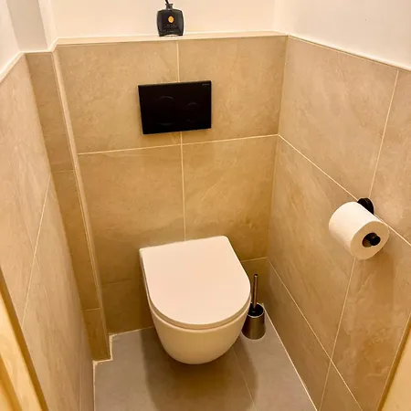 3 Bedroom Duplex With Free Parking 아파트 *