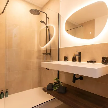 3 Bedroom Duplex With Free Parking 오스텐드